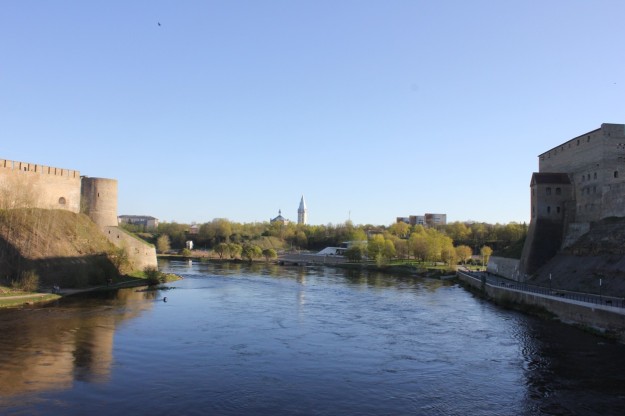 Ivangorod in Russia on the left, Narva in Estonia on the right